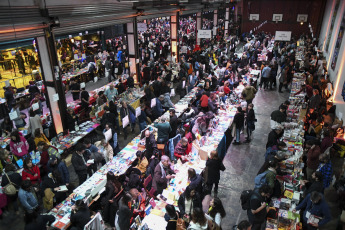 Buenos Aires, Argentina.- En las fotos tomadas el 4 de agosto del 2023, las personas asisten a la 12° Feria de Editores en Buenos Aires. Desde este jueves y hasta el domingo 6 de agosto en el Complejo Art Media se realizará una nueva edición de la FED, encuentro que se ha convertido con el tiempo en expresión cultural de una época. Además de las mesas en las que los editores exhibirán sus libros, se establecerán encuentros y diálogos con sus lectores.