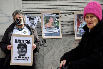 Buenos Aires, Argentina.- En las fotos tomadas el 15 de agosto del 2023, durante la audiencia en Casación por las apelaciones del fallo por el crimen de Báez Sosa a la que asistieron los ocho rugbiers, por lo que salieron por primera vez de la cárcel y volvieron a estar frente a los padres de Báez Sosa. La Justicia argentina revisó desde este martes las apelaciones del fallo contra los ocho jóvenes condenados en febrero pasado por el asesinato en 2020 de Fernando Baéz Sosa, de 18 años, a la salida de una discoteca en la zona costera bonaerense de Villa Gessell.