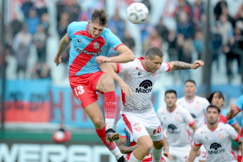 Sarandí, Argentina.- En las fotos tomadas el 20 de agosto del 2023, durante el partido entre Arsenal de Sarandí e Instituto de Córdoba en un partido válido por la primera fecha de la Zona A de la Copa de la Liga en el Estadio Julio Humberto Grondona. Instituto venció por 1-0 a Arsenal como visitante. El gol fue marcado por Adrián Martínez, a los 21 minutos. En la próxima fecha, Arsenal se medirá con Argentinos Juniors, mientras que Instituto tendrá como rival a Atlético Tucumán.