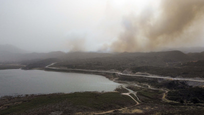 San Luis, Argentina.- The photos taken on August 22, 2023 show the forest fire on the San Luis mountains, which extends from the Native Park of the town of Potrero de los Funes, to the Cerros Colorados neighborhood of the city of Juana Koslay. So far, it has been confirmed that some 15 families were evacuated in the area and that the fire destroyed several homes in the area, amid unfavorable conditions due to strong winds that reach 60 kilometers per hour and the great drought in the area.