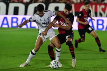 Rosario, Argentina.- En las fotos tomadas el 21 de agosto del 2023, durante el partido entre Newell’s y Central Córdoba de Santiago del Estero por la fecha 1 de la Zona B de la Copa de la Liga Profesional 2023 en el estadio Marcelo Bielsa. Newell's venció por 2-0 a Central Córdoba con goles de Gustavo Damián Canto (en contra) y Brian Nicolás Aguirre.