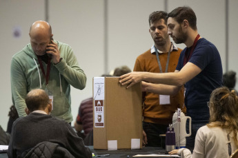 Buenos Aires, Argentina.- En las fotos tomadas el 18 de agosto del 2023, por las demoras, amplían la cantidad de mesas para el escrutinio definitivo en CABA. El Tribunal Electoral de la Ciudad de Buenos Aires aumentó el número de mesas destinadas al escrutinio definitivo de los votos emitidos con la Boleta Única Electrónica (BUE) en las elecciones Primarias, Abiertas, Simultáneas y Obligatorias (PASO) del domingo. El Tribunal Electoral espera finalizar el escrutinio el viernes 18 de agosto, pero existen dudas sobre si será posible cumplir con el plazo previsto.