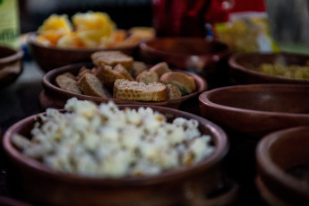 Santiago del Estero, Argentina.- En las fotos tomadas el 1 de agosto del 2023, pueblos del norte de Argentina celebran a la Pachamama con ceremonias que conjugan tradición, música y naturaleza. Este martes, países de América Latina celebraron el Día de la Pachamama, una fiesta donde priman los rituales y ofrendas para venerar y agradecer a la Madre Tierra. La tradición tiene su origen en la mitología Inca, que atribuye a esta deidad la responsabilidad de las siembras y las cosechas.