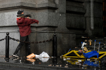 Buenos Aires, Argentina.- En las fotos tomadas el 10 de agosto del 2023, muestra los incidentes ocurridos por un grupo de pasajeros afectados por las demoras en medio de las protestas sobre las vías del Tren Roca. El corte afectó el servicio en la estación Constitución, lo que provocó caos en el lugar. Los usuarios de trenes comenzaron a amucharse en las inmediaciones y varios de ellos descargaron su enojo contras las instalaciones, arrojando objetos contundentes.