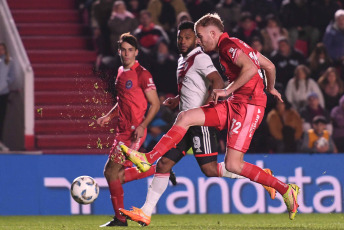 Buenos Aires, Argentina.- En las fotos tomadas el 20 de agosto del 2023, durante el partido entre Argentinos Juniors y River Plate por la primera fecha de la Copa de la Liga Profesional. Argentinos Juniors venció al último campeón del fútbol argentino por 3 a 2, los goles decisivos de Marco Di Cesare y un doblete de Luciano Gondou, aseguraron el triunfo para los locales en este enfrentamiento.