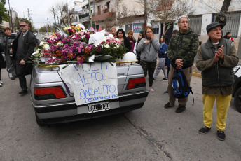 Buenos Aires, Argentina.- En las fotos tomadas el 11 de agosto del 2023, familiares y amigos dan el último adiós a Morena Domínguez, la niña de 11 años que murió al ser asaltada y arrastrada por delincuentes que le robaron sus pertenencias cuando llegaba a la escuela en el partido bonaerense de Lanús.