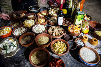 Santiago del Estero, Argentina.- En las fotos tomadas el 1 de agosto del 2023, pueblos del norte de Argentina celebran a la Pachamama con ceremonias que conjugan tradición, música y naturaleza. Este martes, países de América Latina celebraron el Día de la Pachamama, una fiesta donde priman los rituales y ofrendas para venerar y agradecer a la Madre Tierra. La tradición tiene su origen en la mitología Inca, que atribuye a esta deidad la responsabilidad de las siembras y las cosechas.