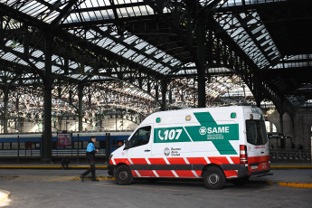 Buenos Aires, Argentina.- En las fotos tomadas el 15 de agosto del 2023, autoridades participan de un operativo en la estación Constitución, de la ciudad de Buenos Aires, por una amenaza de bomba. Desde Trenes Argentinos informaron que, cerca de una hora después de la amenaza, el resultado de la búsqueda fue negativo. Fuentes de la Policía de la Ciudad informaron que el operativo comenzó luego de que se recibiera un llamado al 911 de la Provincia de Buenos Aires indicando que había una bomba en el interior de una formación.