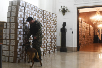 Buenos Aires, Argentina.- En las fotos tomadas el 16 de agosto del 2023, el escrutinio definitivo de las elecciones primarias abiertas, simultáneas y obligatorias (PASO) en la ciudad de Buenos Aires, donde se votó con boleta electrónica para los cargos locales y con papel para las categorías nacionales, comenzará este miércoles en el complejo Costa Salguero y en la Legislatura porteña.