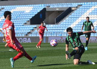 Córdoba, Argentina.- In the photos taken on August 31, 2023, during the match between Argentinos Juniors and San Martín, from San Juan at the Julio César Villagra stadium, in Belgrano de Córdoba, in the round of 16 of the Argentine Cup . With a goal by Alexis Vega at minute 88, towards the end of the match, the San Juan players caused another strong impact in the most federal tournament in Argentine football, since they had eliminated Vélez Sarsfield.