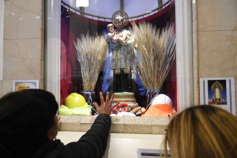 Buenos Aires, Argentina.- En las fotos tomadas el 7 de agosto del 2023, los fieles de San Cayetano realizan la vigilia en la Iglesia de la calle Cuzco 150, en el barrio porteño de Liniers, que abre sus puertas para que la gente pida "paz, pan, salud y trabajo" en una nueva conmemoración del patrono. La Misa Central tendrá lugar este lunes y estará presidida por el arzobispo de Buenos Aires, García Cuerva.