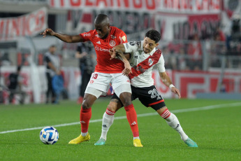 Buenos Aires, Argentina.- En las fotos tomadas el 1 de agosto del 2023, durante el partido entre River Plate y el brasileño Inter de Porto Alegre por la ida de los octavos de final de la Copa Libertadores 2023 en el Estadio Monumental. River Plate derrotó como local a Porto Alegre por 2-1, ante más de 85.000 espectadores. El ecuatoriano Enner Valencia (45+1) puso al frente al equipo brasileño, pero River lo dio vuelta en el segundo tiempo con un doblete de Pablo Solari (65 y 78), que entró como suplente.