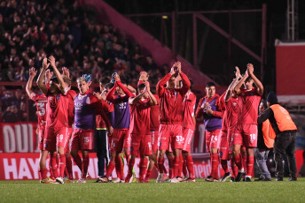 Buenos Aires, Argentina.- En las fotos tomadas el 20 de agosto del 2023, durante el partido entre Argentinos Juniors y River Plate por la primera fecha de la Copa de la Liga Profesional. Argentinos Juniors venció al último campeón del fútbol argentino por 3 a 2, los goles decisivos de Marco Di Cesare y un doblete de Luciano Gondou, aseguraron el triunfo para los locales en este enfrentamiento.