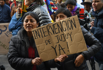 Buenos Aires, Argentina.- En las fotos tomadas el 8 de agosto del 2023, el Tercer Malón de la Paz, mantiene una vigilia frente a los Tribunales porteños contra la reforma constitucional en Jujuy. Comunidades indígenas de la provincia de Jujuy, en el norte de Argentina, se manifiestan en Buenos Aires en medio de un agitado clima político en Jujuy tras la aprobación de una reforma constitucional, impulsada por el gobernador Gerardo Morales, que según sus detractores, criminaliza el derecho a la protesta y cercena los derechos indígenas sobre la tierra en medio de planes de explotación para la obtención de litio.