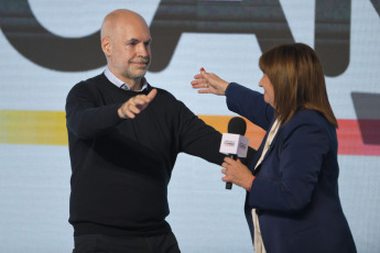 Buenos Aires, Argentina.- En las fotos tomadas el 13 de agosto del 2023, la candidata presidencial de Juntos por el Cambio (JxC) Patricia Bullrich (derecha) tras haber ganado la interna de la coalición. La exministra de Seguridad argentina, ganó la interna de la coalición opositora Juntos por el Cambio (centroderecha) para las presidenciales del 22 de octubre, dijo este domingo que se ha dado “un paso” al cambio en medio de la angustia que siente Argentina.