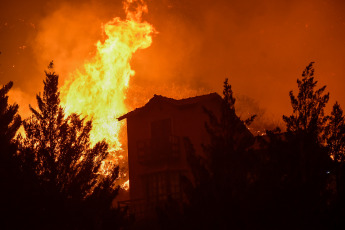 San Luis, Argentina.- The photos taken on August 22, 2023 show the forest fire on the San Luis mountains, which extends from the Native Park of the town of Potrero de los Funes, to the Cerros Colorados neighborhood of the city of Juana Koslay. So far, it has been confirmed that some 15 families were evacuated in the area and that the fire destroyed several homes in the area, amid unfavorable conditions due to strong winds that reach 60 kilometers per hour and the great drought in the area.