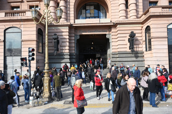 Buenos Aires, Argentina.- In the photos taken on August 15, 2023, authorities participate in an operation at the Constitución station, in the city of Buenos Aires, due to a bomb threat. From Trenes Argentinos they reported that, about an hour after the threat, the search result was negative. City Police sources reported that the operation began after a 911 call was received from the Province of Buenos Aires indicating that there was a bomb inside a formation.