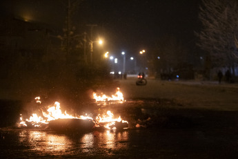 Bariloche, Argentina.- En las fotos tomadas el 23 de agosto del 2023, la policía es desplegada en las calles de Bariloche en medio de disturbios y saqueos que concluyó con once personas detenidas en la ciudad por participar de los hechos o por “actitud sospechosa”, según informó la Policía de Río Negro.