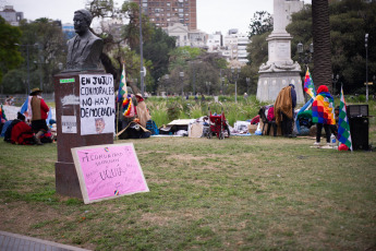 Buenos Aires, Argentina.- En las fotos tomadas el 4 de agosto del 2023, tras rechazo de la Corte Suprema, el Tercer Malón de la Paz protesta frente a la Plaza de Mayo. Integrantes de pueblos indígenas argentinos aseguraron que continuarán una vigilia iniciada el martes frente al capitalino Palacio de Tribunales para denunciar la violencia e irregularidades del gobierno de la provincia de Jujuy.