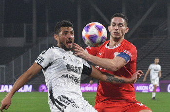 Córdoba, Argentina.- En las fotos tomadas el 15 de agosto del 2023, durante el partido entre Independiente y Central Córdoba de Santiago del Estero, ambos de Primera División, en el cierre de los 16avos de final de la Copa Argentina en el Estadio Mario Alberto Kempes. Independiente eliminó por penales (7-6) a Central Córdoba de Santiago del Estero y se clasificó a los octavos de final de la Copa Argentina. En la próxima instancia el equipo de Avellaneda, se medirá con Estudiantes de La Plata.