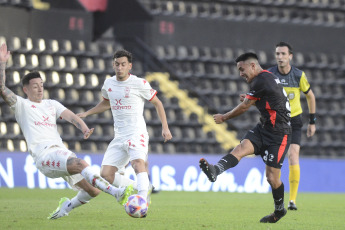 Santa Fe, Argentina.- In the photos taken on August 9, 2023, during the match between Huracán and Instituto at the Brigadier General Estanislao Lopez stadium in Santa Fe for the round of 16 of the Argentine Cup. Huracán defeated Instituto de Córdoba 2-0. El Globo prevailed with goals from Walter Mazzantti and Juan Gauto and will face Racing in the round of 16.