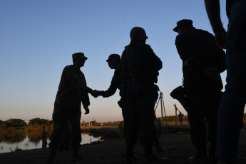 Corrientes, Argentina.- En las fotos tomadas el 2 de agosto del 2023, más de 1.300 efectivos de las Fuerzas Armadas de Argentina y de Brasil protagonizaron el ejercicio combinado "Arandú", en el que simularon proteger parte del territorio de la provincia de Corrientes de una ficticia invasión al sur de los esteros del Iberá. La finalidad de este ejercicio combinado es robustecer e incrementar la interoperabilidad de las fuerzas participantes y los lazos de comunicación entre los ejércitos de ambos países de acuerdo a lo expresado en el convenio bilateral del año 2020.