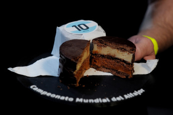 Buenos Aires, Argentina.- En las fotos tomadas el 21 de agosto del 2023, durante la última jornada del Campeonato Mundial del Alfajor, que se realizó en La Rural, en el barrio porteño de Palermo. Un alfajor triple con dulce de leche llamado "Quiero", fabricado en la localidad bonaerense de Campana, se alzó el premio al mejor del Mundo, en el marco del II Campeonato Mundial del Alfajor 2023.