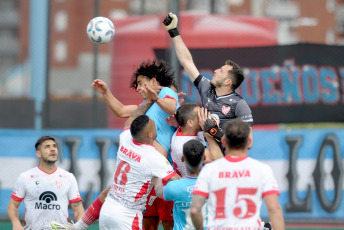 Sarandí, Argentina.- En las fotos tomadas el 20 de agosto del 2023, durante el partido entre Arsenal de Sarandí e Instituto de Córdoba en un partido válido por la primera fecha de la Zona A de la Copa de la Liga en el Estadio Julio Humberto Grondona. Instituto venció por 1-0 a Arsenal como visitante. El gol fue marcado por Adrián Martínez, a los 21 minutos. En la próxima fecha, Arsenal se medirá con Argentinos Juniors, mientras que Instituto tendrá como rival a Atlético Tucumán.