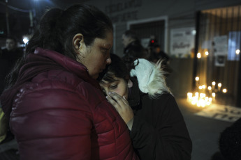 Buenos Aires, Argentina.- En las fotos tomadas el 9 de agosto del 2023, familiares y vecinos reclaman justicia frente a la escuela donde estudiaba una nena de 11 años que murió tras ser asaltada y golpeada cuando llegaba a la escuela en Lanús Oeste, provincia de Buenos Aires. La niña, fue asaltada por dos hombres a bordo de una motocicleta, una modalidad conocida coloquialmente como "motochorros". Por el hecho hay dos hombres detenidos, ambos mayores de edad, según informaron el Ministerio Público Fiscal (MPF) y la Policía.