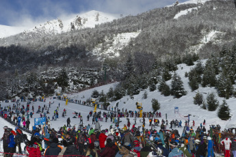 Bariloche, Argentina.- En las fotos tomadas el 23 de agosto del 2023, muestra la ciudad de Bariloche en medio de las intensas nevadas. Las zonas altas de la Ruta Nacional 40 entre Bariloche y El Bolsón presentan nieve, por eso Vialidad Nacional solicitó extremar las medidas de precaución al conducir, además el parque nacional Nahuel Huapi informó el cierre de senderos por lluvias y viento.