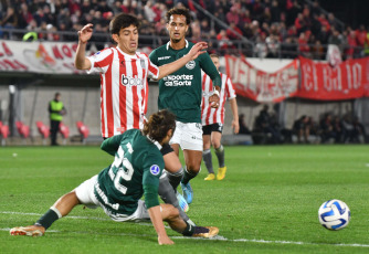 Buenos Aires, Argentina.- In the photos taken on August 2, 2023, during the match between Estudiantes and Goias in the first leg of the round of 16 of the Copa Sudamericana at the Jorge Luis Hirschi stadium. Estudiantes de La Plata achieved a resounding victory by defeating Goias by 3-0. Guido Carrillo (54) and Benjamín Rollheiser (62 and 83) scored the goals for Pincha's victory.