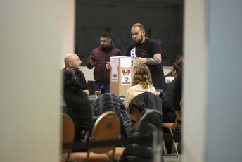 Buenos Aires, Argentina.- En las fotos tomadas el 18 de agosto del 2023, por las demoras, amplían la cantidad de mesas para el escrutinio definitivo en CABA. El Tribunal Electoral de la Ciudad de Buenos Aires aumentó el número de mesas destinadas al escrutinio definitivo de los votos emitidos con la Boleta Única Electrónica (BUE) en las elecciones Primarias, Abiertas, Simultáneas y Obligatorias (PASO) del domingo. El Tribunal Electoral espera finalizar el escrutinio el viernes 18 de agosto, pero existen dudas sobre si será posible cumplir con el plazo previsto.