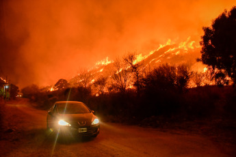 San Luis, Argentina.- The photos taken on August 22, 2023 show the forest fire on the San Luis mountains, which extends from the Native Park of the town of Potrero de los Funes, to the Cerros Colorados neighborhood of the city of Juana Koslay. So far, it has been confirmed that some 15 families were evacuated in the area and that the fire destroyed several homes in the area, amid unfavorable conditions due to strong winds that reach 60 kilometers per hour and the great drought in the area.