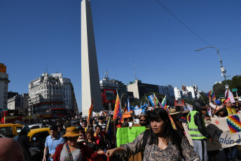 Buenos Aires, Argentina.- En las fotos tomadas el 1 de julio del 2023, pueblos indígenas integrantes del "Tercer Malón de la Paz" llegaron a la ciudad de Buenos Aires tras una semana de caravana desde Jujuy en defensa de sus territorios y sus recursos naturales y contra la reforma constitucional aprobada por impulso del gobernador y precandidato a vicepresidente Gerardo Morales.