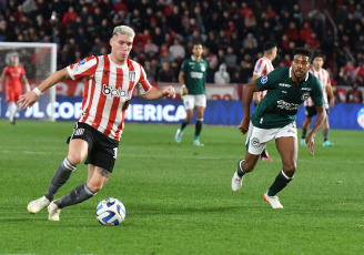 Buenos Aires, Argentina.- In the photos taken on August 2, 2023, during the match between Estudiantes and Goias in the first leg of the round of 16 of the Copa Sudamericana at the Jorge Luis Hirschi stadium. Estudiantes de La Plata achieved a resounding victory by defeating Goias by 3-0. Guido Carrillo (54) and Benjamín Rollheiser (62 and 83) scored the goals for Pincha's victory.