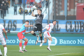 Sarandí, Argentina.- En las fotos tomadas el 20 de agosto del 2023, durante el partido entre Arsenal de Sarandí e Instituto de Córdoba en un partido válido por la primera fecha de la Zona A de la Copa de la Liga en el Estadio Julio Humberto Grondona. Instituto venció por 1-0 a Arsenal como visitante. El gol fue marcado por Adrián Martínez, a los 21 minutos. En la próxima fecha, Arsenal se medirá con Argentinos Juniors, mientras que Instituto tendrá como rival a Atlético Tucumán.