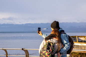 Ushuaia, Argentina.- En las fotos tomadas el 1 de agosto del 2023, las personas visitan la ciudad de Ushuaia durante las vacaciones de invierno. Más de 5,5 millones de turistas se movilizaron durante las vacaciones de invierno, un 6,7% más que en 2022, que también había sido récord, según el informe de la Confederación Argentina de la Mediana Empresa (CAME). El impacto económico superó los $410.633 millones.