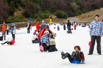 Rio Negro, Argentina.- En las fotos tomadas el 7 de agosto del 2023, argentinos disfrutan de las vacaciones de invierno en Rio Negro, Argentina. Durante las vacaciones de invierno, más de 5,5 millones de turistas recorrieron distintos puntos del país, de los cuales 600 mil fueron extranjeros. La actividad superó en un 6,7% al receso invernal del año anterior.