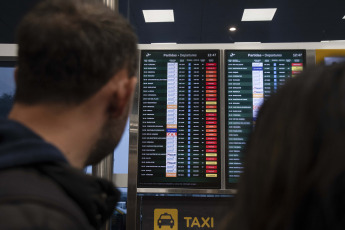 Buenos Aires, Argentina.- En las fotos tomadas el 17 de agosto del 2023, muestra el Aeropuerto Jorge Newbery en medio del retraso de vuelos por el intenso temporal que afectó la ciudad de Buenos Aires y sus alrededores. Llegó a haber más de 80 vuelos demorados y una veintena cancelaciones. Además, según se informó oficialmente, otros aviones fueron desviados a aeropuertos de alternativa a raíz de la imposibilidad de aterrizar por el temporal.