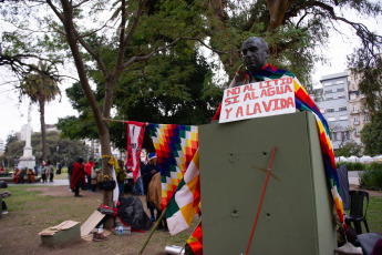 Buenos Aires, Argentina.- In the photos taken on August 4, 2023, after rejection by the Supreme Court, the Third Malón de la Paz protests in front of Plaza de Mayo. Members of Argentine indigenous peoples assured that they will continue a vigil that began on Tuesday in front of the capital's Palace of Courts to denounce the violence and irregularities of the government of the province of Jujuy.