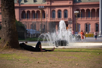 Buenos Aires, Argentina.- In the photos taken on August 3, 2023, it shows the streets of Buenos Aires in the midst of an increase in temperature. Argentina registered temperatures above normal, with thermal marks above 30° in dozens of cities in the middle of winter. “It is the warmest beginning of August in 117 years of data,” according to the National Meteorological Service (SMN).