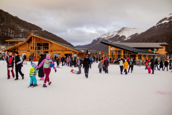 Ushuaia, Argentina.- En las fotos tomadas el 1 de agosto del 2023, las personas visitan la ciudad de Ushuaia durante las vacaciones de invierno. Más de 5,5 millones de turistas se movilizaron durante las vacaciones de invierno, un 6,7% más que en 2022, que también había sido récord, según el informe de la Confederación Argentina de la Mediana Empresa (CAME). El impacto económico superó los $410.633 millones.