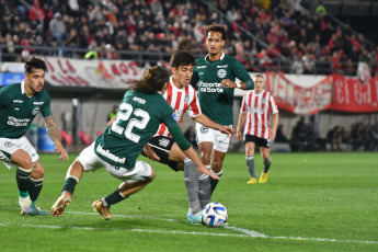 Buenos Aires, Argentina.- In the photos taken on August 2, 2023, during the match between Estudiantes and Goias in the first leg of the round of 16 of the Copa Sudamericana at the Jorge Luis Hirschi stadium. Estudiantes de La Plata achieved a resounding victory by defeating Goias by 3-0. Guido Carrillo (54) and Benjamín Rollheiser (62 and 83) scored the goals for Pincha's victory.