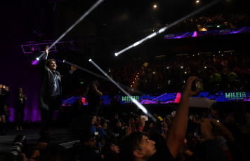 Buenos Aires, Argentina.- En las fotos tomadas el 7 de agosto del 2023, el precandidato presidencial de La Libertad Avanza (LLA), Javier Milei, realizó su cierre de campaña rumbo a las PASO del domingo próximo con un acto en el estadio Movistar Arena de la ciudad de Buenos Aires. Durante su discurso, el dirigente opositor le hizo un guiño al sector de Mauricio Macri, expresó fuertes críticas contra la UCR y convocó a votar.