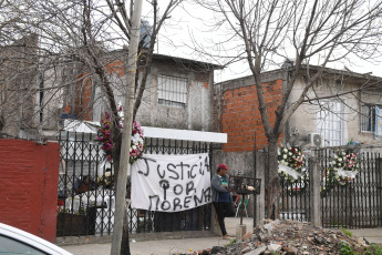 Buenos Aires, Argentina.- In the photos taken on August 10, 2023, family and friends say goodbye to the remains of Morena Domínguez at her father's house, in the town of Lanús in Buenos Aires. Some of the campaign closing ceremonies in Argentina were suspended just four days before the presidential primary elections. As reported by the police report, the assault at the hands of "motochorros" (people who steal and flee on a motorcycle) and the subsequent death of Morena Domínguez, led to the decision of the candidates.