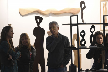 Buenos Aires, Argentina.- En las fotos tomadas el 25 de agosto del 2023, las personas visitan la 11º edición de la feria de arte BADA (Buenos Aires Directo de Artista) en el predio La Rural en Buenos Aires, Argentina. La feria, mantiene su objetivo desde la primera edición, que es vincular en forma directa al artista con el comprador. El sistema de intercambios que propicia, también se ha extendido fuera del país y lleva tres ediciones concretadas con base en Campo Marte (DF México) y en la ciudad de Madrid (España).