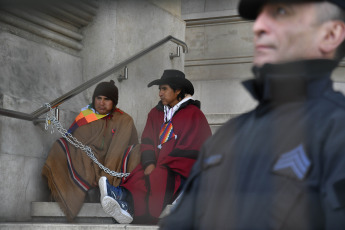 Buenos Aires, Argentina.- En las fotos tomadas el 8 de agosto del 2023, el Tercer Malón de la Paz, mantiene una vigilia frente a los Tribunales porteños contra la reforma constitucional en Jujuy. Comunidades indígenas de la provincia de Jujuy, en el norte de Argentina, se manifiestan en Buenos Aires en medio de un agitado clima político en Jujuy tras la aprobación de una reforma constitucional, impulsada por el gobernador Gerardo Morales, que según sus detractores, criminaliza el derecho a la protesta y cercena los derechos indígenas sobre la tierra en medio de planes de explotación para la obtención de litio.