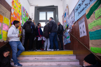 Buenos Aires, Argentina.- In the photos taken on August 13, 2023, Argentines cast their votes in different establishments authorized to vote in Buenos Aires, Argentina. Argentines voted Sunday in a critical primary election that provides expectations for the general vote two months later. Polls officially ended at 6 p.m. local time, and people were still waiting in long lines to cast the final ballots. Some 62% of registered citizens voted an hour before the close of the election, according to the electoral authority.