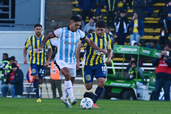 Rosario, Argentina.- En las fotos tomadas el 20 de agosto del 2023, durante el partido entre Central y Atlético Tucumán por la primera fecha de la Zona A de la Copa de la Liga en el Estadio Gigante de Arroyito. Central, que jugó con un hombre más desde la mitad del complemento, no pudo vencer a Atlético Tucumán y terminó empatado 0 a 0.