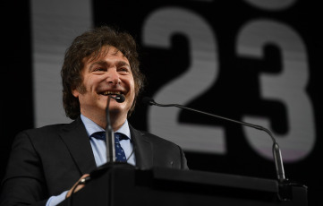 Buenos Aires, Argentina.- En las fotos tomadas el 7 de agosto del 2023, el precandidato presidencial de La Libertad Avanza (LLA), Javier Milei, realizó su cierre de campaña rumbo a las PASO del domingo próximo con un acto en el estadio Movistar Arena de la ciudad de Buenos Aires. Durante su discurso, el dirigente opositor le hizo un guiño al sector de Mauricio Macri, expresó fuertes críticas contra la UCR y convocó a votar.